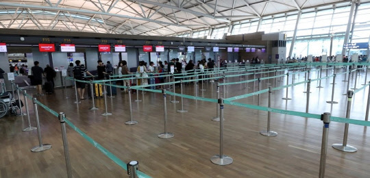 인천국제공항 제1터미널의 국내 항공사 카운터가 일본행 항공기 탑승 수속 시간에 한산한 모습을 보이고 있다. <연합제공>
